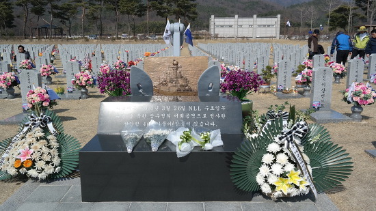 천안함 용사들의 비석앞에 꽃을 올리고..